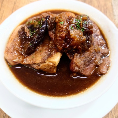 〈鶏もも肉とプラムの煮込み〉