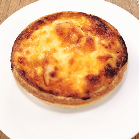 〈スモークチキンとじゃがいものキッシュ〉