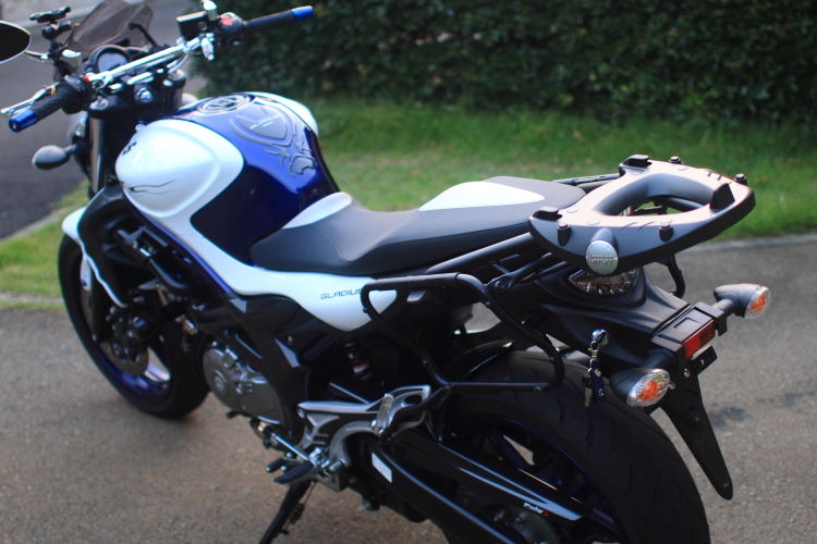 スズキ グラディウス 400/650 用 リアキャリア Givi SR121M モノロックベース付 スズキ グラディウス 純正リアキャリア