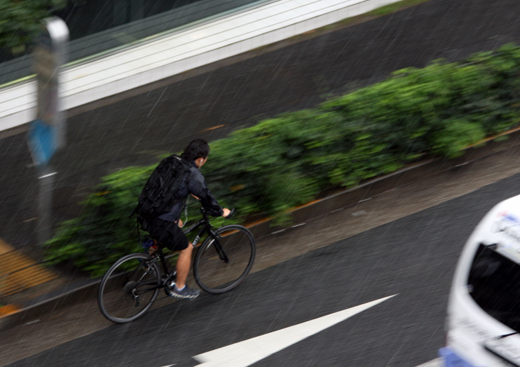 豪雨の中の自転車