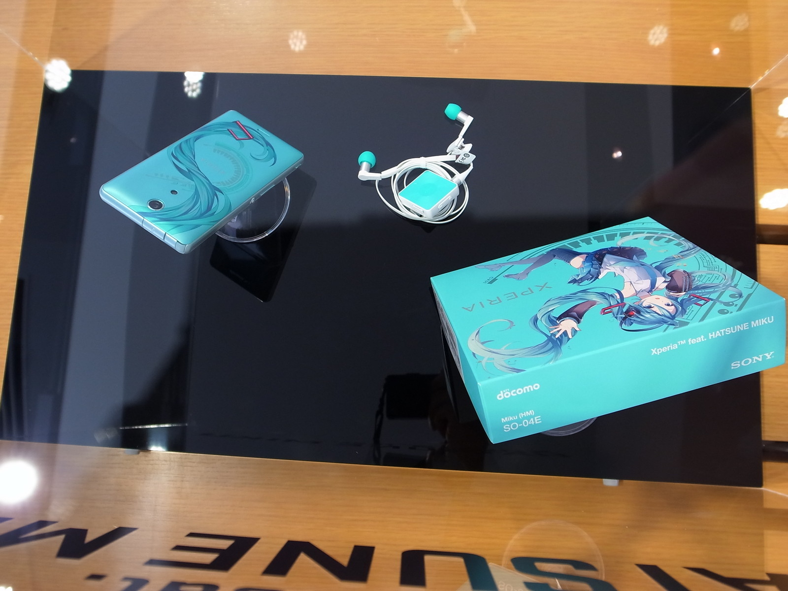 Docomo 初音ミクケータイ Xperia Feat Hatsune Miku の展示をみてきました Mobiledatabank