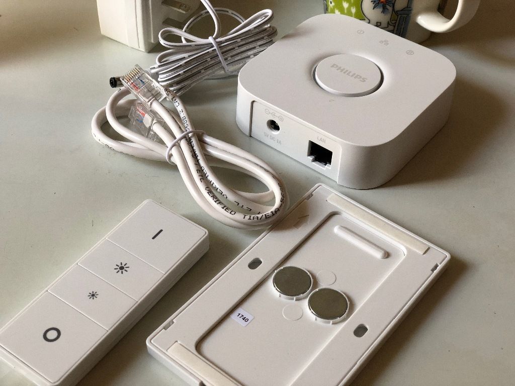  Philips Hue、最新のディマースイッチと「ウェーブリニア」屋外照明を導入