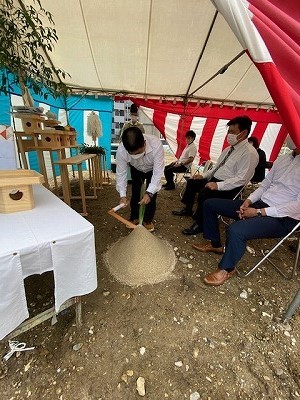 ③ (18)