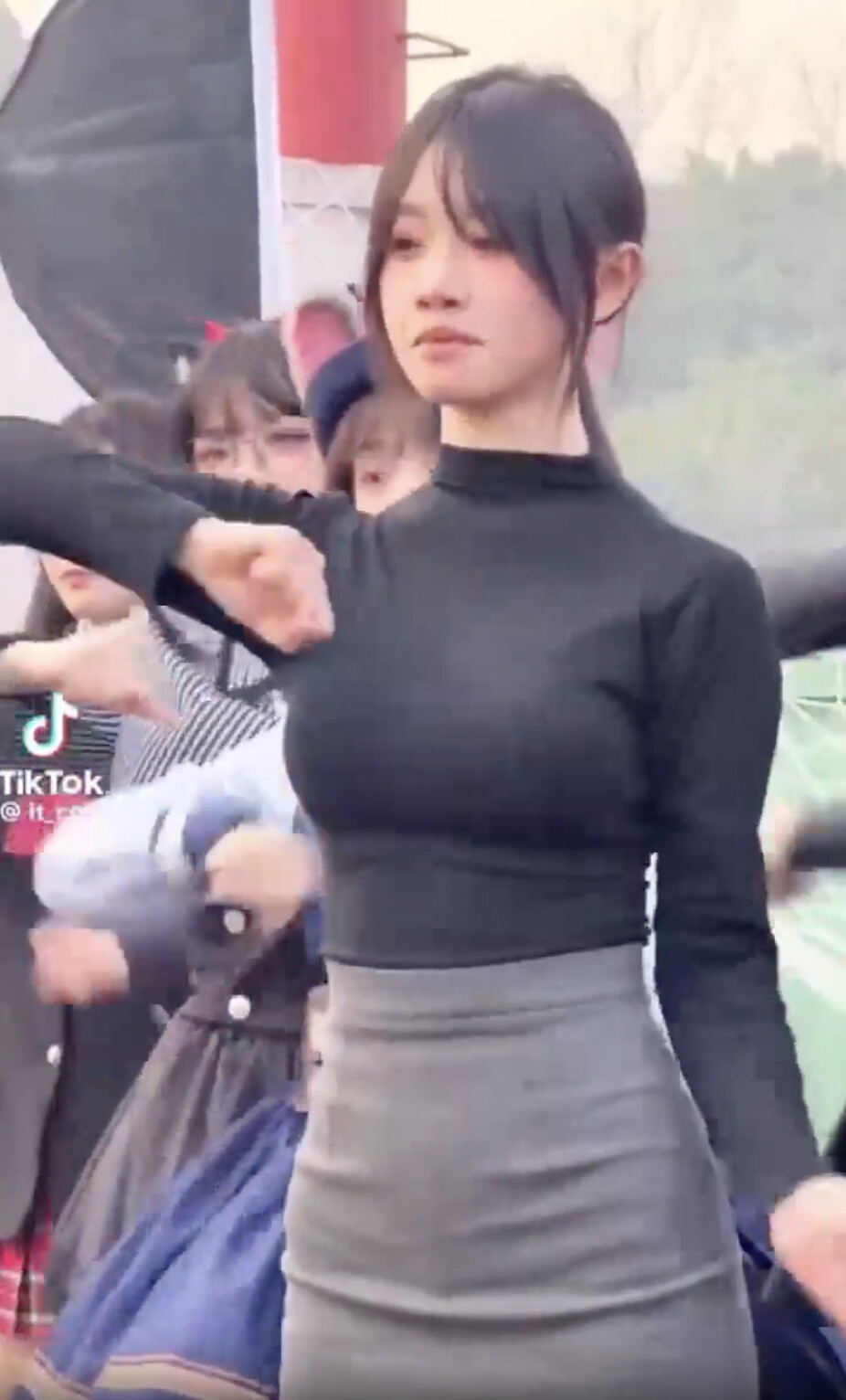 【悲報】あの恥ずかしそうに踊る巨乳娘、こなれてしまう・・・