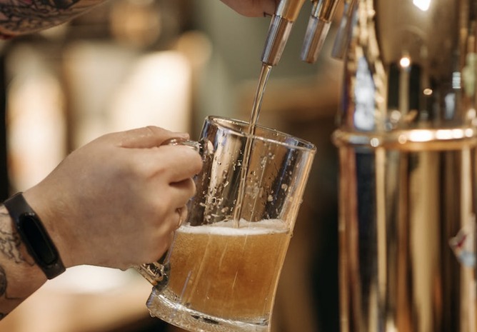 【悲報】ビール工場の従業員が原料に放尿、動画がSNSで拡散される