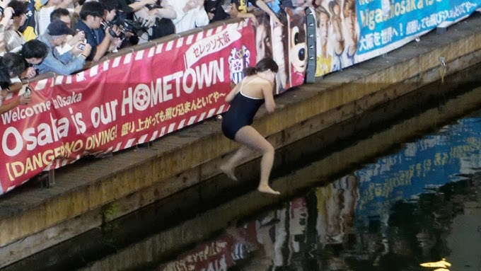 【超画像】道頓堀に水着美女👙ｗｗｗｗｗｗｗｗｗｗｗｗｗｗｗｗｗ