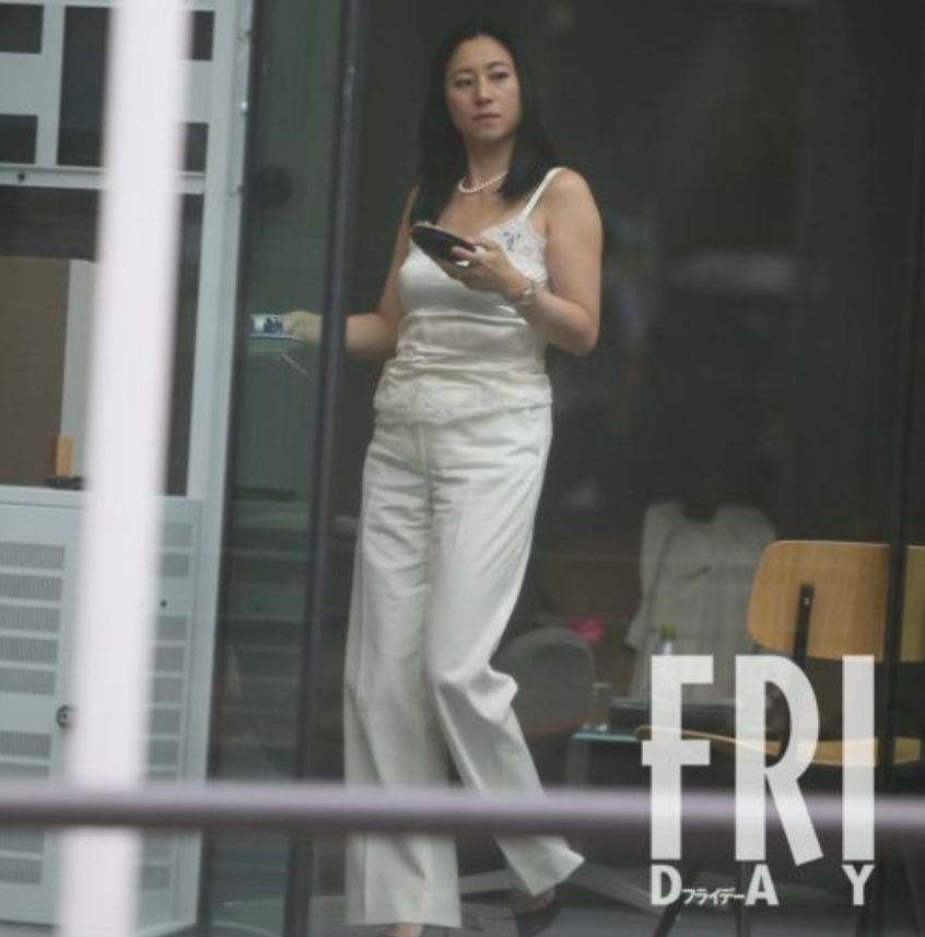 【画像】三浦瑠麗さん(42)の私服エロすぎない？