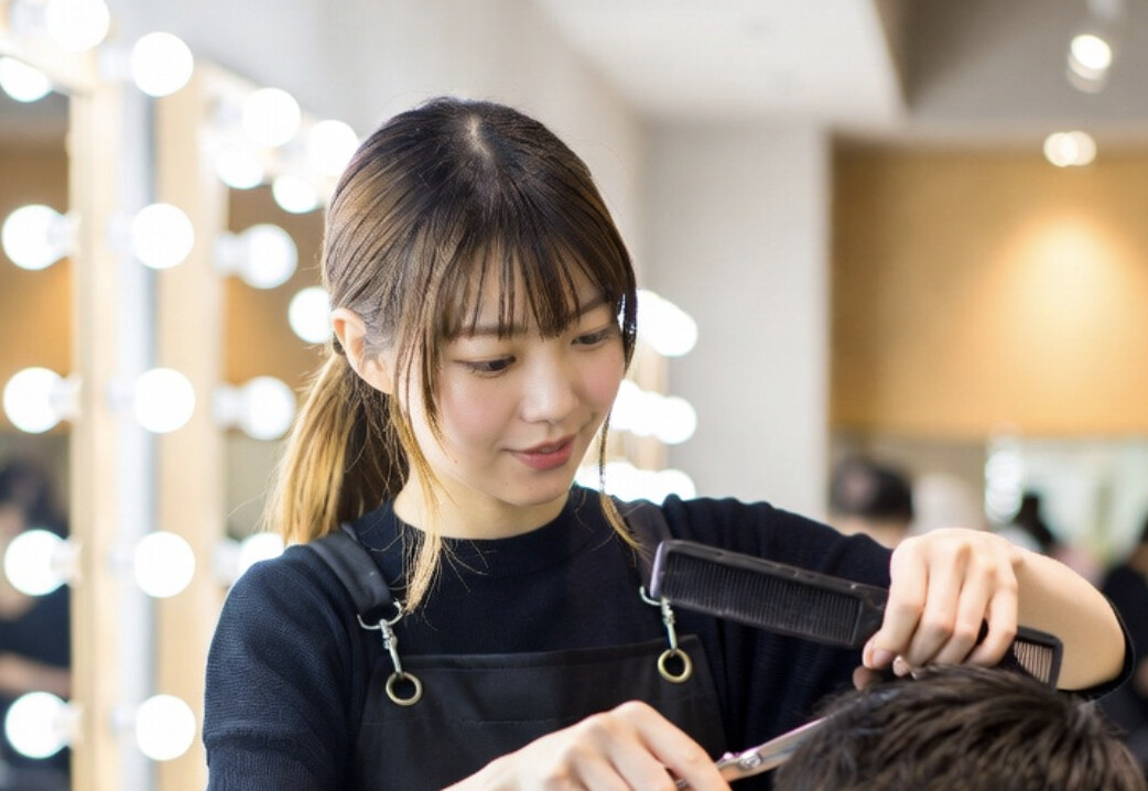 美容師(前の客)「キャッキャウフフ」美容師(ワイの時)「シーン」←これ・・・のサムネイル