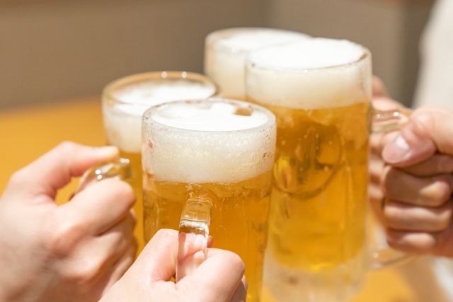 【動画】女さん、ビールを飲もうとするも全ておっぱいにこぼすラッキースケベｗｗｗｗｗ