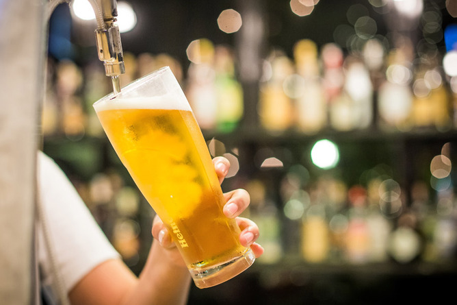 【画像】専門家「週にビール500ml缶を15本以上飲んでる奴、今すぐ控えないとヤバイ事になるぞ？」