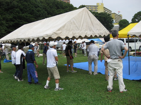 夏まつりテント組み立て (3)