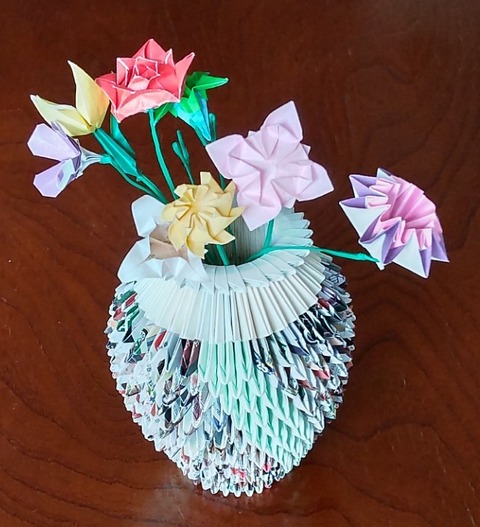 写真2 花瓶と折り紙の花