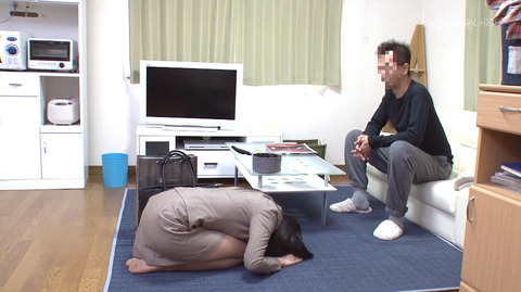 スーツ姿で土下座謝罪するOL女の画像 水嶋アリス -SMJP