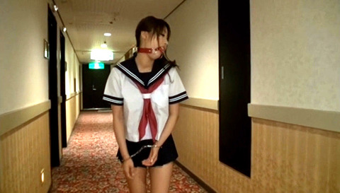 あやみ旬果 全裸野外放置される女のAVエロ画像 112