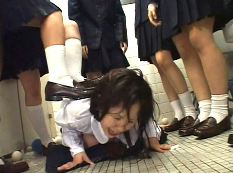 踏みつけられて這いつくばる惨めな女のAVエロ画像 om183