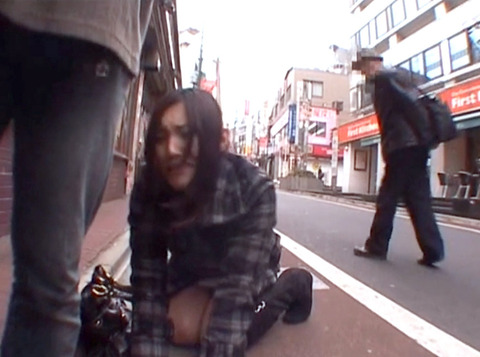 惨め 街中路上土下座する女の画像 真白希実 -SMJP