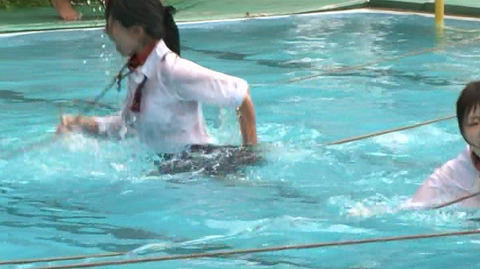 セーラー服のまま プールで 首輪を引いて 水中を歩かせる  嬲り者にして SM調教する 無残 SM画像 AV画像。