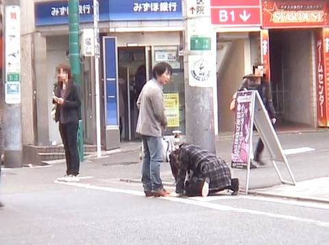 路上で土下座する女の画像 真白希実 -SMJP