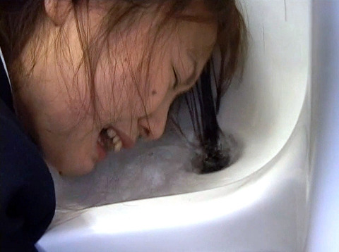 踏みつけられて水責め拷問 惨めな女のAVエロ画像 om258_12