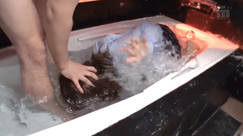 SM水責め調教/風呂場水責め拷問される女のエロAV画像maririka122