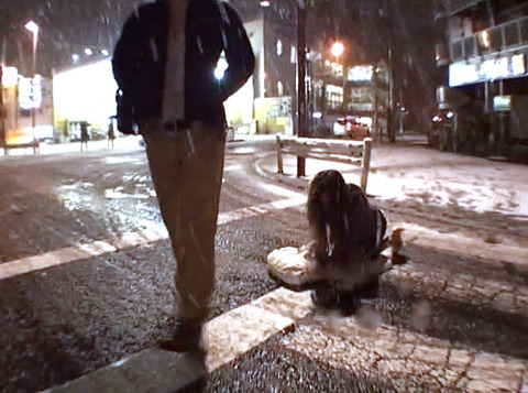 雪降る路上で土下座する女の画像 大槻ひびき -SMJP