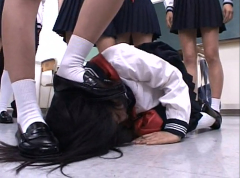 踏みつけられて 集団いじめにあう女 惨めな女のAVエロ画像 junna02_1