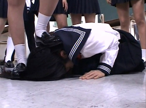 額を床に 全力土下座で虐められる女の画像 純名もも -SMJP