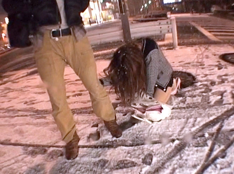 大槻ひびき、雪降る中街中の街頭で土下座する女の画像09