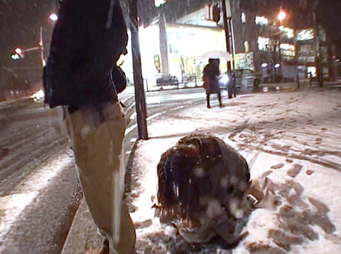 大槻ひびき、雪降る中街中の街頭で土下座する女の画像i07