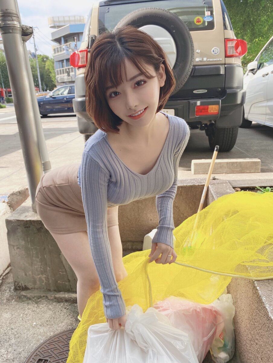 【画像】エロい格好でゴミ出しする人妻が盗撮される ワッフル! 【画像】エロい格好でゴミ出しする人妻が盗撮される ワッフル!