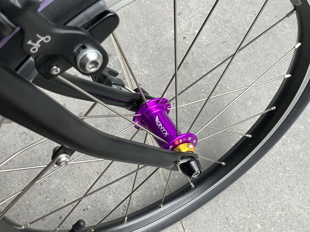Folding Bike 74/QR Front Hub（パープル）のクローズアップ