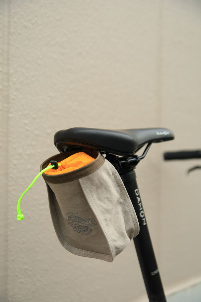 CXM ベルステムバッグをダホンの車体に取り付けた様子