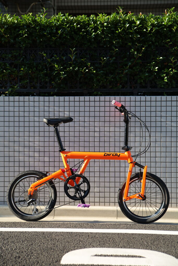 BIRDY CLASSICマットオレンジのカスタム車両、全体側面