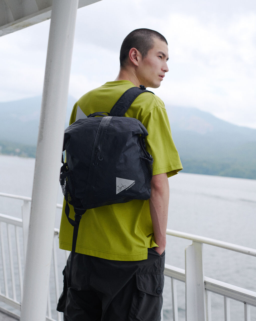 フロントキャリアブロックに取り付けるBrompton × and wander Backpackを背負った様子