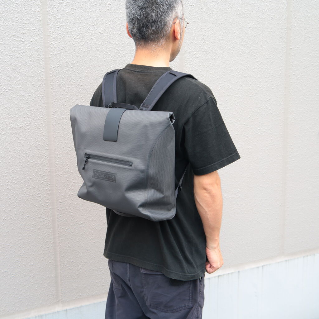 ブラックカラーのWP Rolltop Sを背負ったところ