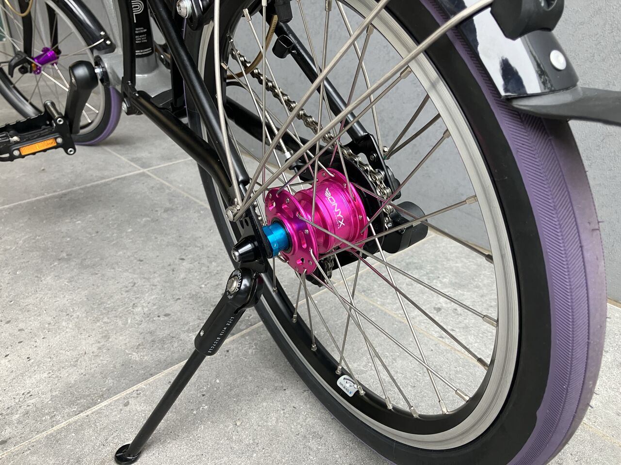 Folding Bike HGSS 112/QR Rear Hub（ピンク）のクローズアップ