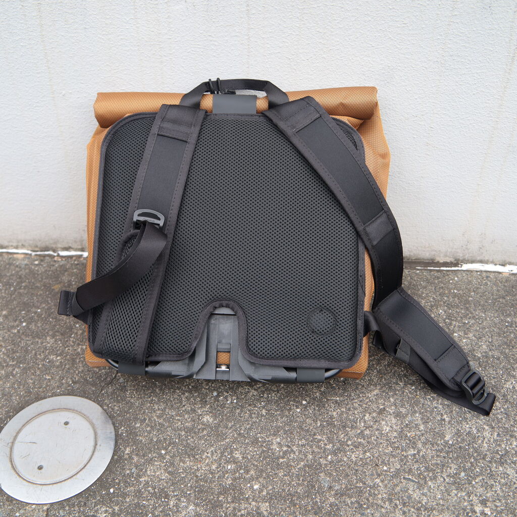 WP Rolltop Sの背面。メッシュ素材の背当てとショルダーストラップ