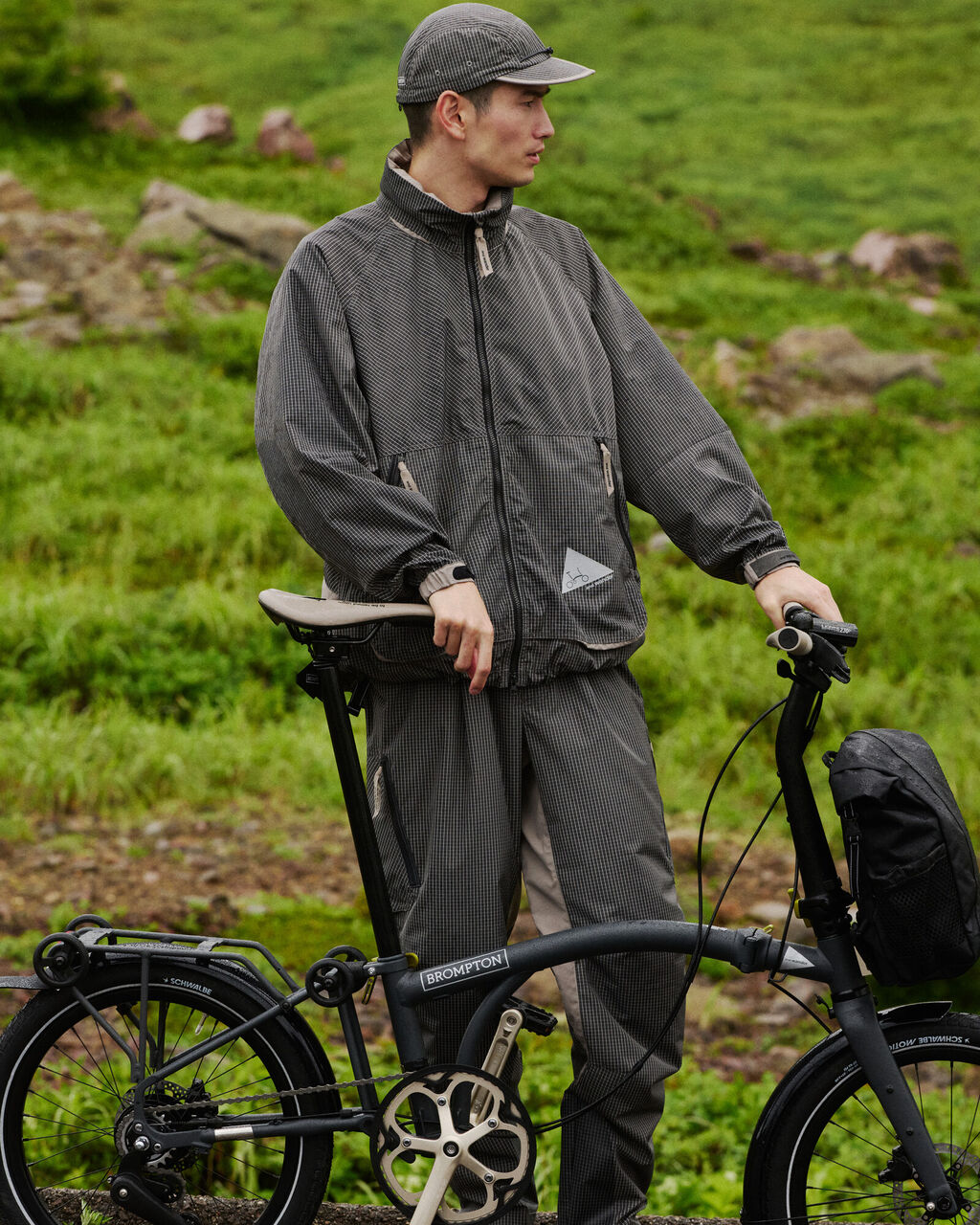 Brompton × and wanderのアパレルを着てG Lineとともに立つ様子