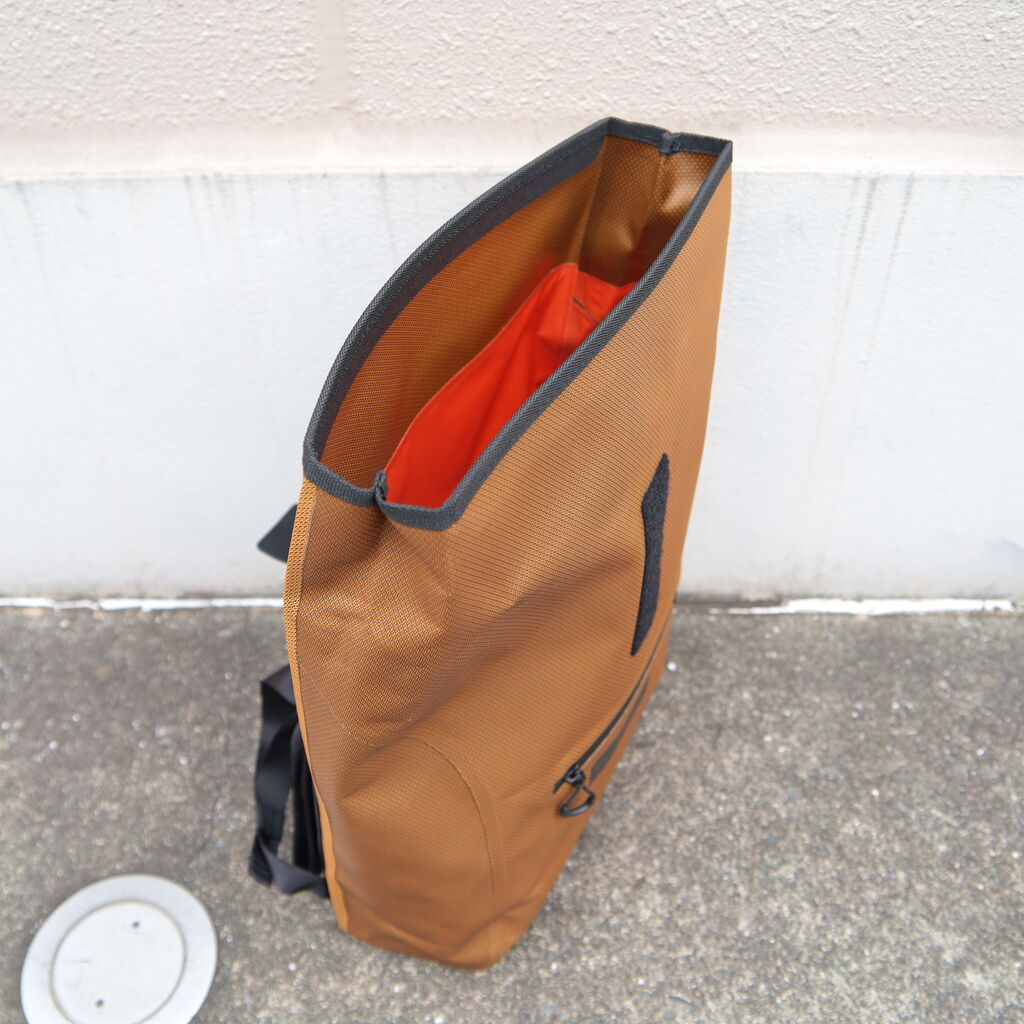 WP Rolltop Sのロールトップ部分を開いたところ。内側は防水仕様の生地になっている