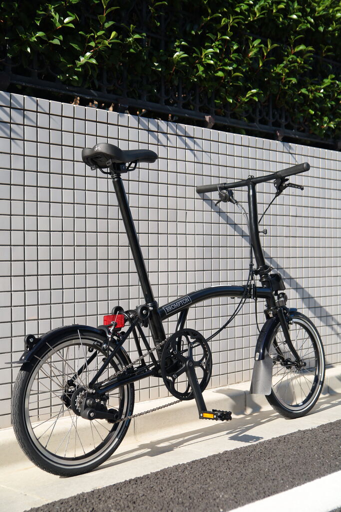 BROMPTON S2Lマットブラックのフレームとロゴ