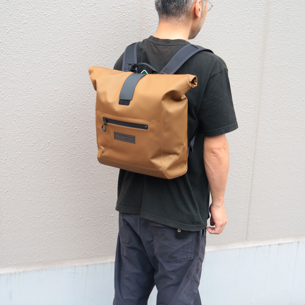 ブロンズカラーのWP Rolltop Sを背負ったところ