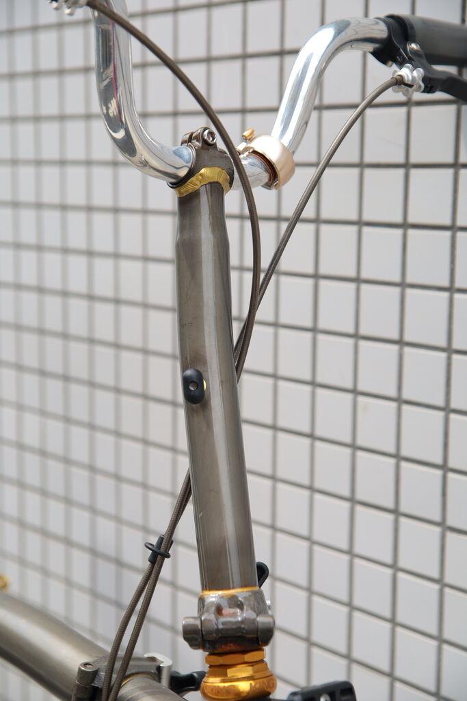 RAWステムとChris King GripNut GOLDヘッドパーツを取り付けたヘッドチューブまわり
