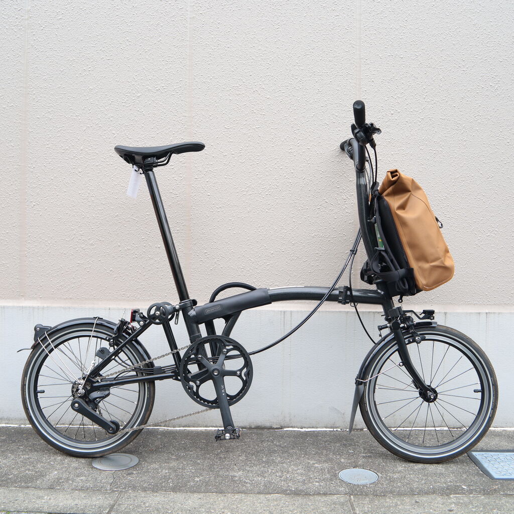 ブロンズカラーのWP Rolltop SをBROMPTON実車のフロントキャリアブロックに装着したところ