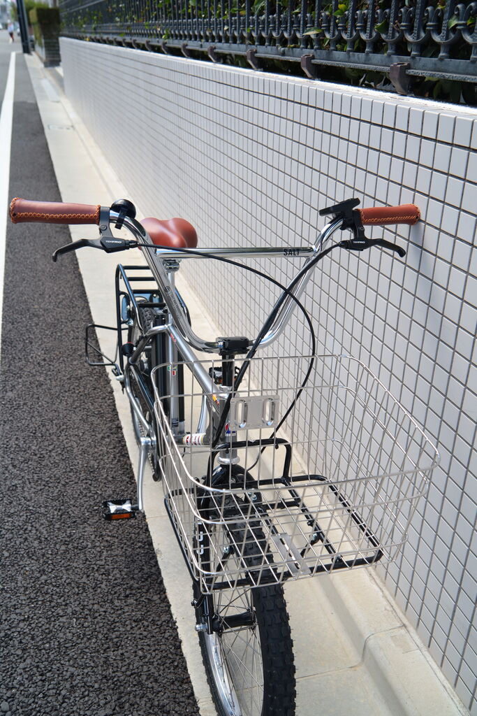 フロントに装着した大型バスケット