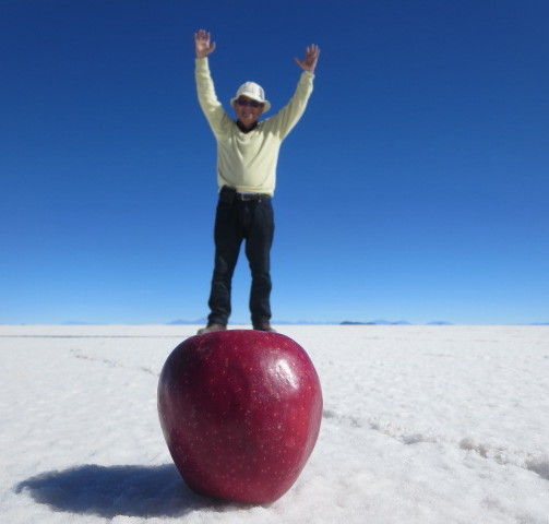 ウユニ塩湖での面白いトリック写真を紹介しておきます 私たちの50年
