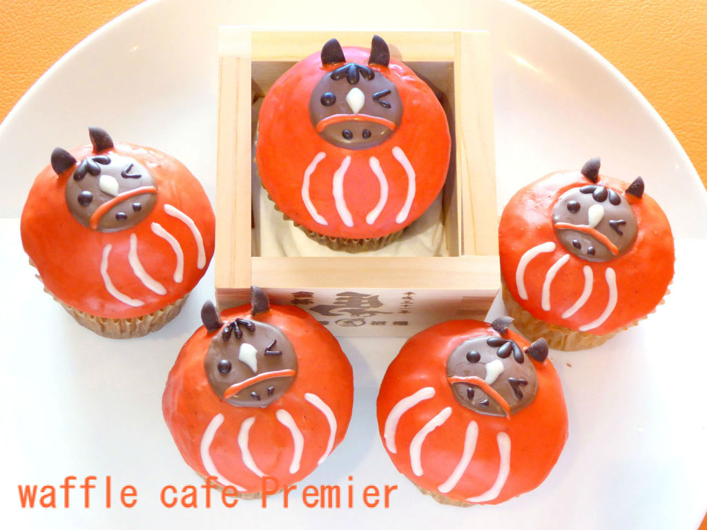 京都競馬場 ウマカップケーキ だるま にデザインが変わって販売中です Wafflecafe Premierの公式ブログ