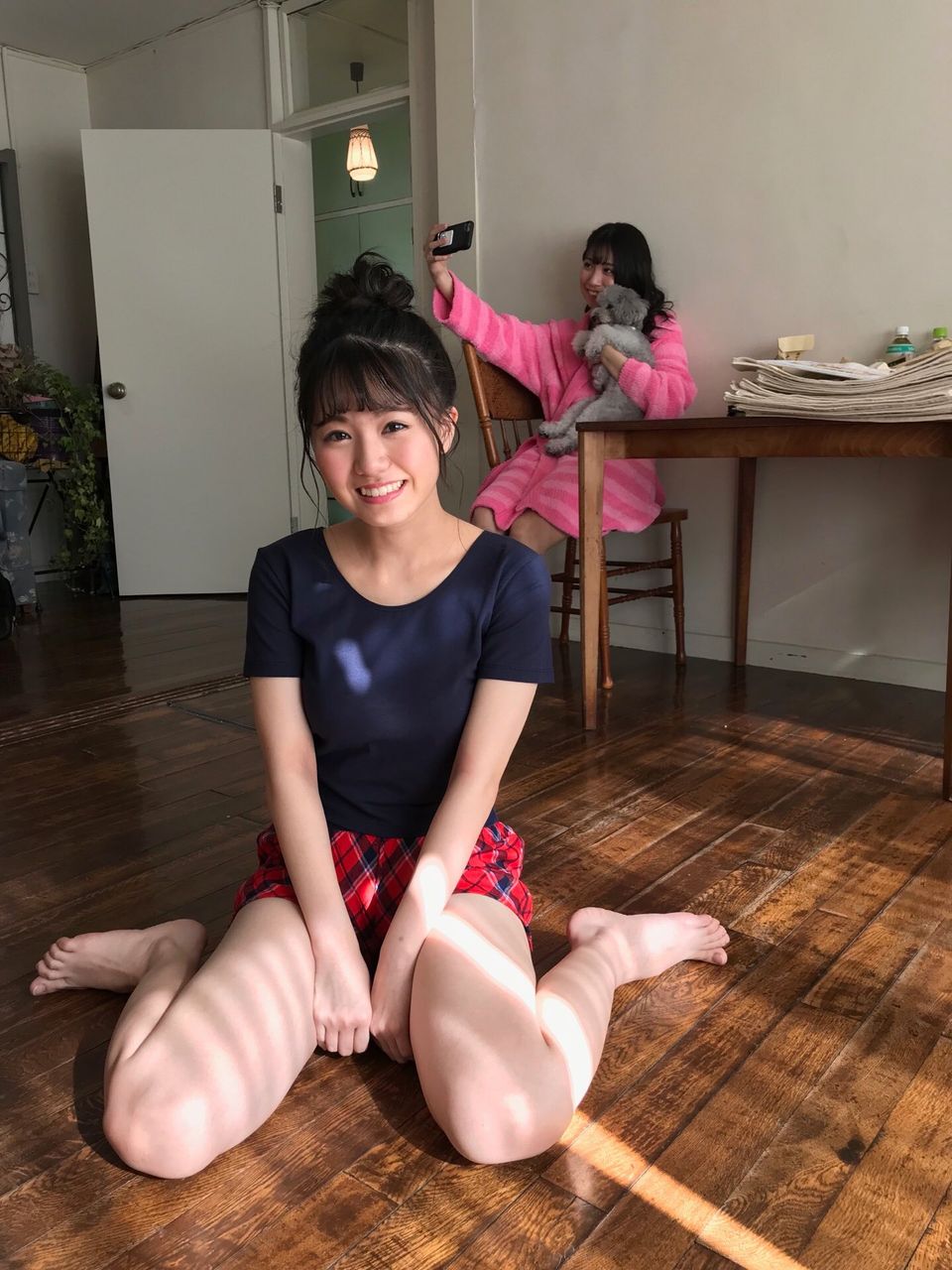 Ske48まとめはエメラルド まとえめ 高寺沙菜ちゃんが撮影している後ろでワンちゃんと自撮りに夢中の荒井優希ちゃん笑 Ske48まとめはエメラルド まとえめ 高寺沙菜ちゃんが撮影している後ろでワンちゃんと自撮りに夢中の荒井優希ちゃん笑