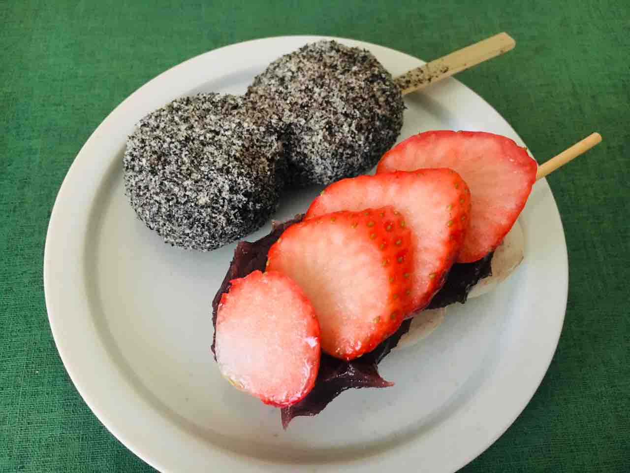 第2742回 くしくしだんごの いちごこしあん団子 と 串ごま餅 和菓子魂 Powered By ライブドアブログ