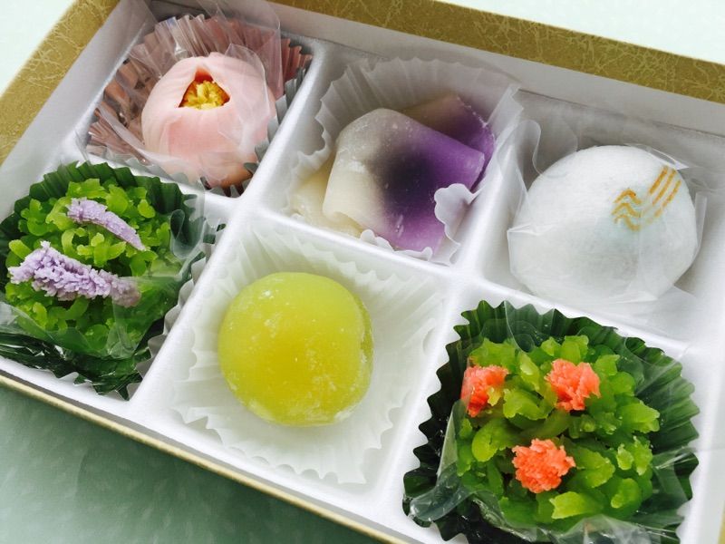 第1157回 福留菊水堂の生菓子『藤きんとん』と『富貴草』 : 和菓子魂