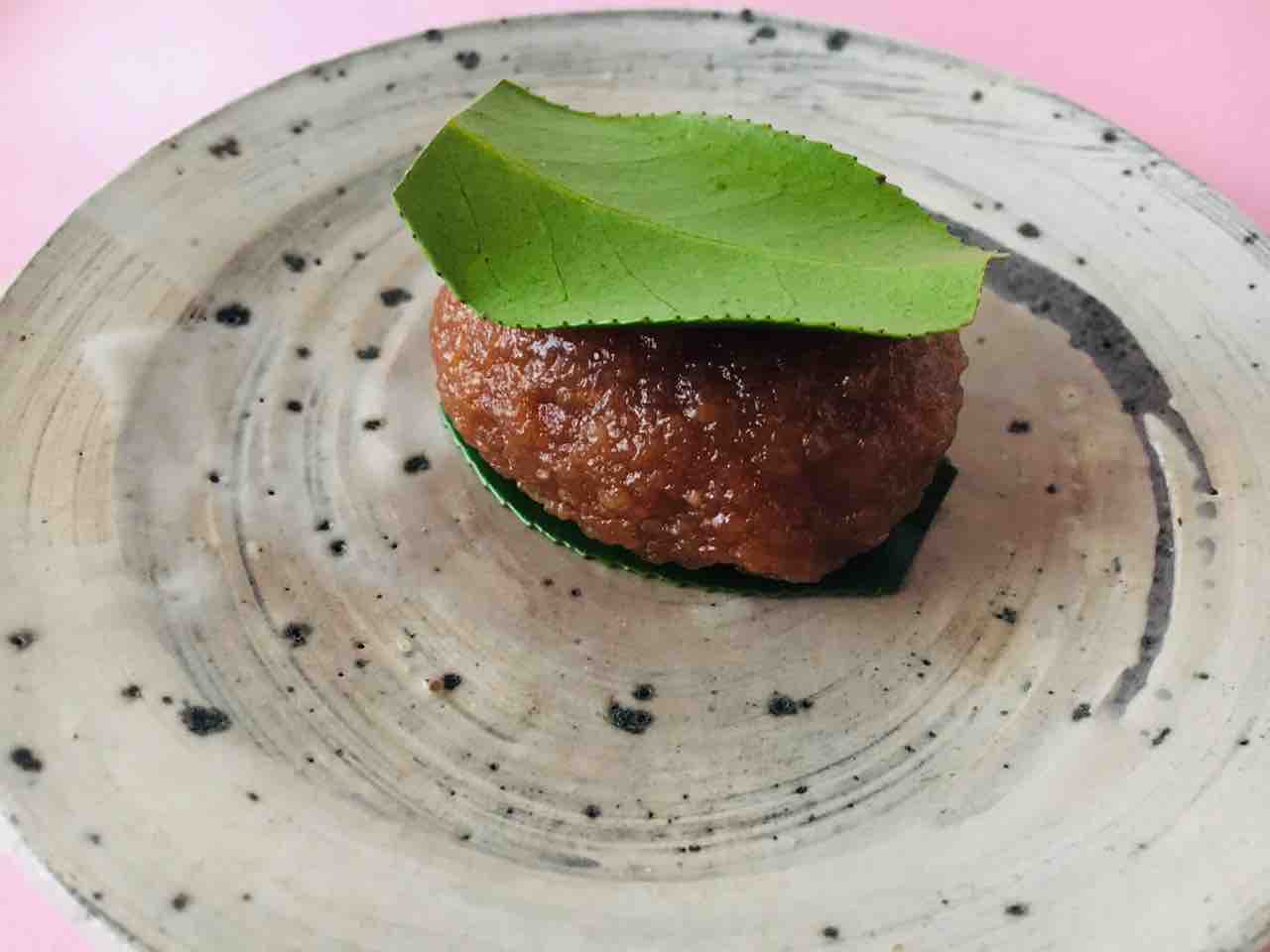 第2490回 虎 屋の 椿 餅 と 鶯 餅 和菓子魂 Powered By ライブドアブログ